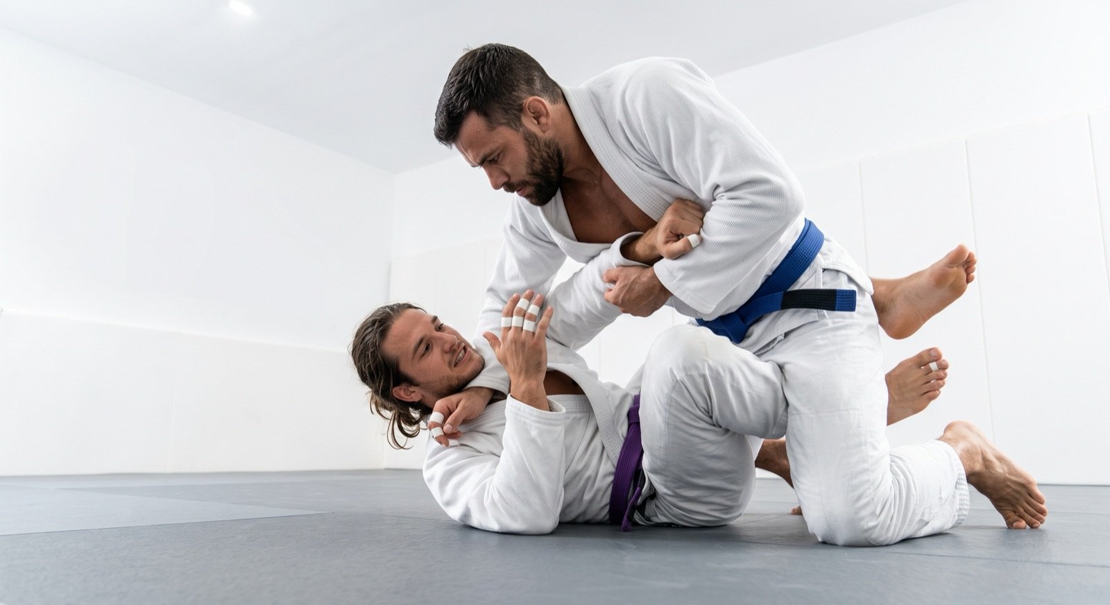Due uomini che si allenano nel Jiu-Jitsu con il kimono