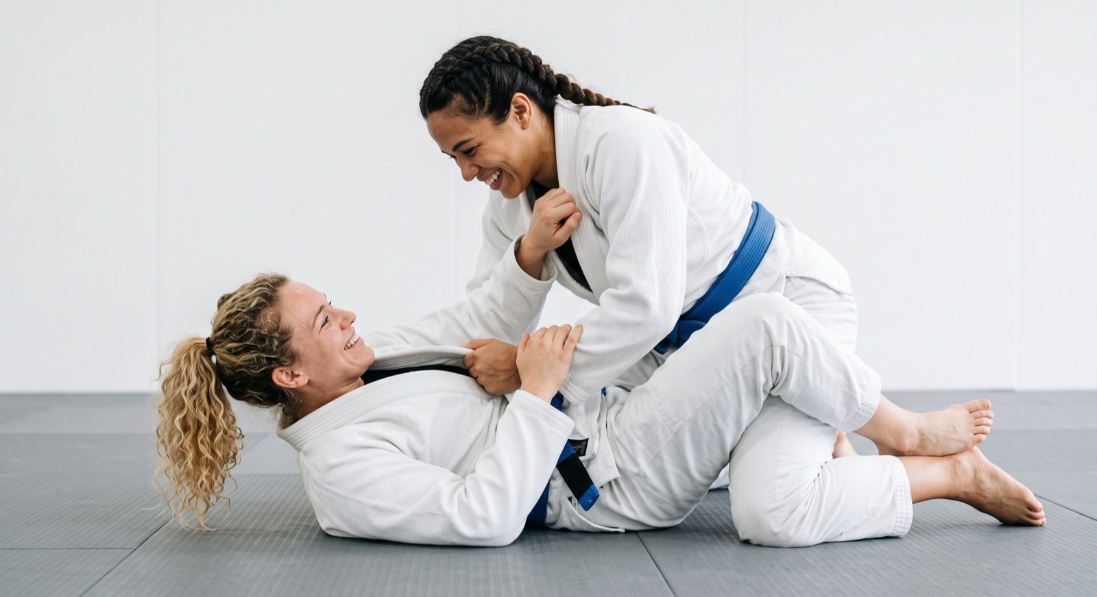 Due donne che si allenano nel Jiu-Jitsu con il kimono