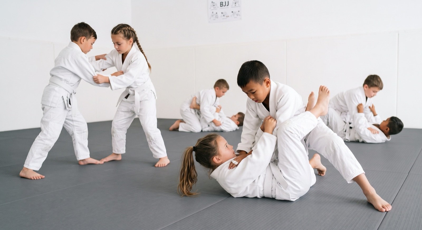 Bambini che si allenano nel Jiu-Jitsu con il kimono